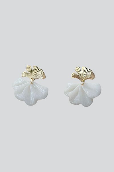 stravis Dangle Shell Earrings