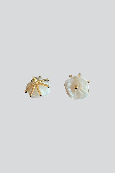 stravis Gold Detail Flower Earrings