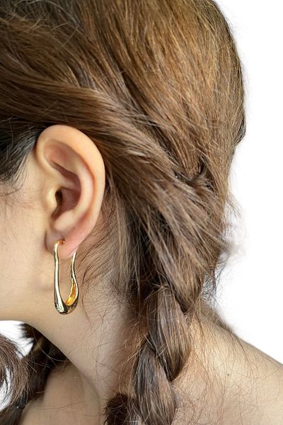 stravis Gold Sloping U Earrings