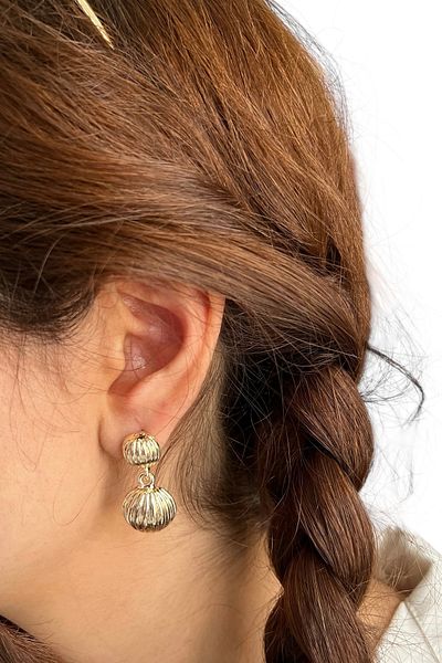stravis Dangle Shell Earrings