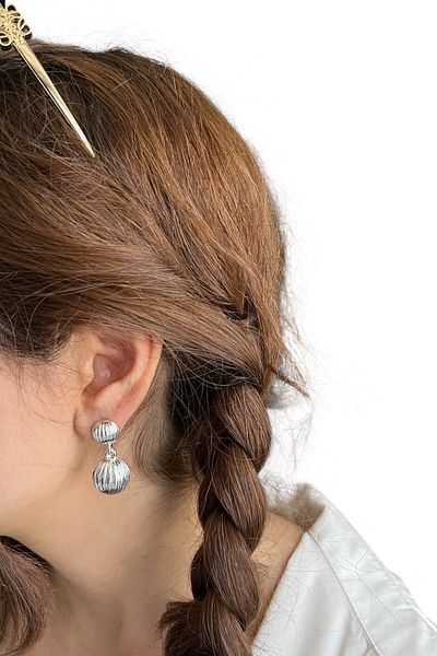 stravis Dangle Shell Earrings