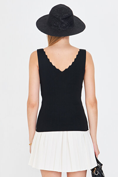 armonika Women's Black Zigzag V-Neck Camisole Blouse Arm-23y069004