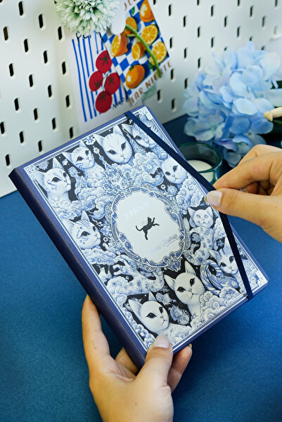 Victoria's Journals Set cutie, caiet A5 cu copertă rigidă și pix cu corp metalic.