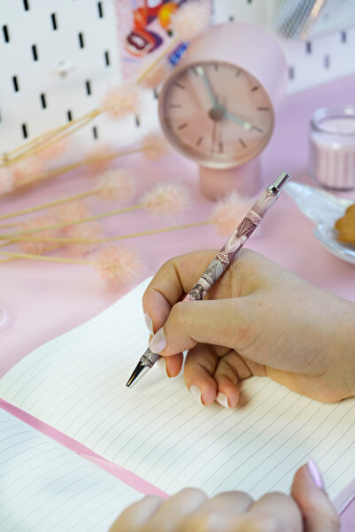 Victoria's Journals Set cutie, caiet A5 cu copertă rigidă și pix cu corp metalic.