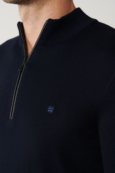 Avva Marineblauer Herren-Strickpullover aus Leder mit Stehkragen und detailliertem Reißverschluss aus Viskose B 005023