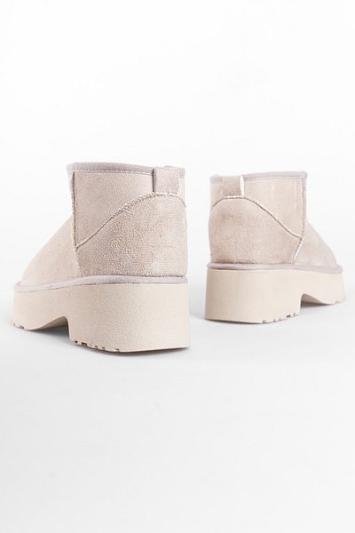 Capone Outfitters Thick Sole Round Toe Furry Short Women's Boots