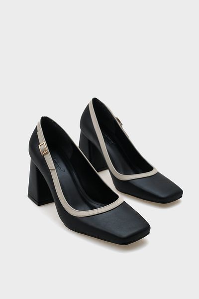 Capone Outfitters حذاء نسائي بإبزيم وكعب متوسط ​​من Penny Blunt Toe