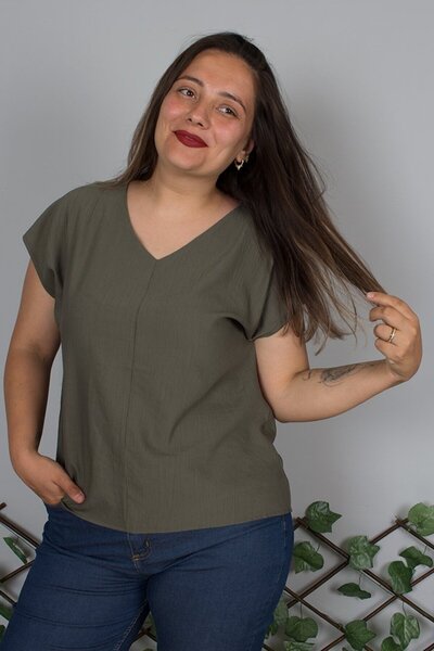 Truva XXL Μπλούζα Tiril Tiril Khaki με λαιμόκοψη σε σχήμα V από μεταξωτό κρεπ – Η συνάντηση της κομψότητας και της άνεσης