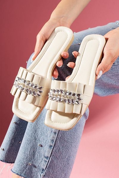 FUGA MODA Thor Beige Folded Leaf Stone Detailed Slippers