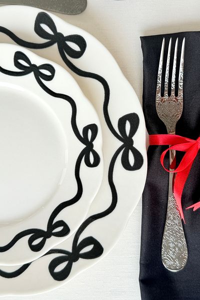 porselenden Bow 4 Pieces Off-White Premium Porcelain 21 cm Cake Plate Set with Black Ribbon Pattern