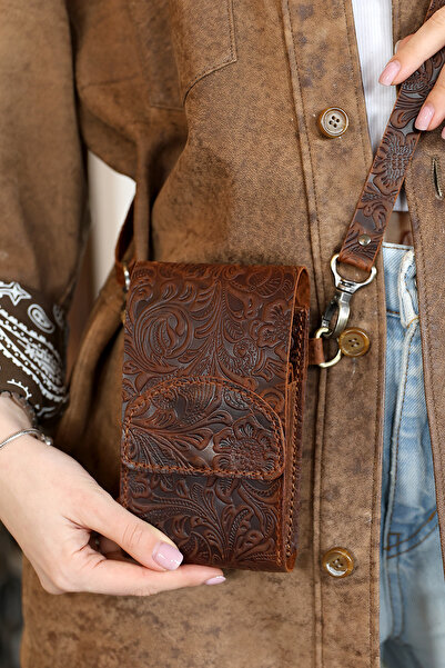 Wild West Crafted حقيبة كروس كانجارو أنيقة وعملية مصنوعة يدويًا من الجلد الأص...