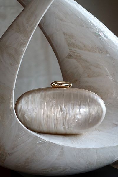 Moom Bag Γυναικεία τσάντα ώμου μπεζ ακρυλική αλυσίδα