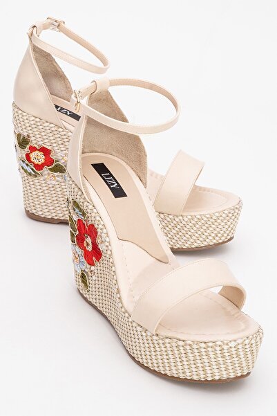 Lizy Shoes Бежови дамски сандали с блоков ток и бродерии