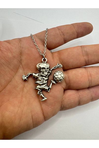 Herşey Nota Deadly Dribble – Unisex Metal Keychain with Skeleton Figure Playing Football