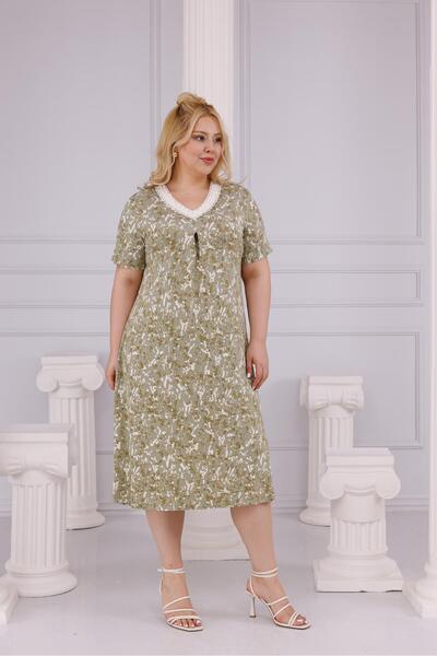 Siyezen فستان من قماش الخيزران ذو ياقة كبيرة الحجم ومزين باللؤلؤ