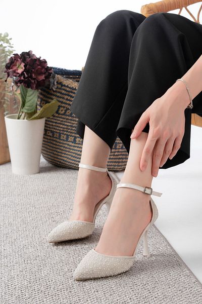 Egepass „Pantofi cu toc crem cu curea la gleznă Luan Pearl Stone”