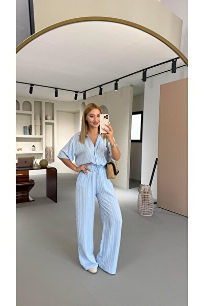 Sezgi Tekin طقم قميص وبنطلون مخطط باللون الأزرق الفاتح