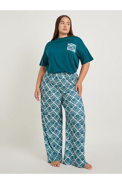 Styli Plus Size Round Neck T-Shirt and Pyjama Set