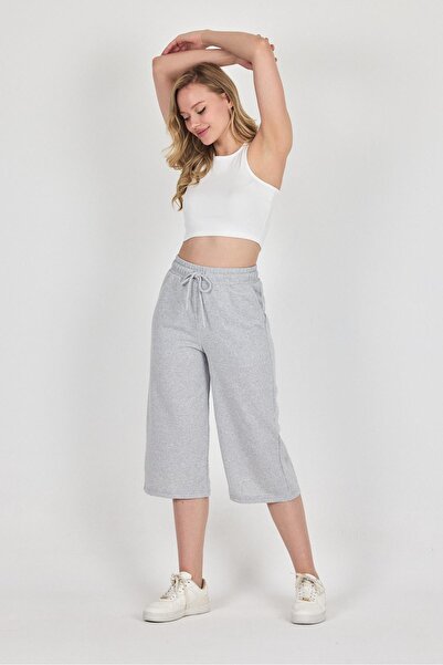 COMEOR Yüksek Bel Cepli Rahat Kesim Mevsimlik Kadın Diz Altı Bermuda Gri Kapri Şort