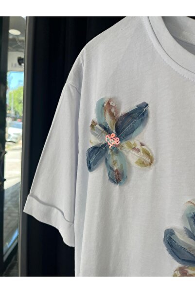 Butik çiçek detay tshirt beyaz
