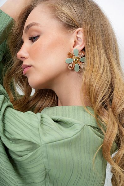 VAGGON Women's Green Daisy Motif Pearlescent Earrings Prmx14017