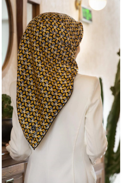 Vissona 100% mătase twill cu model geometric auriu - culoare neagră 90x90 eșa...