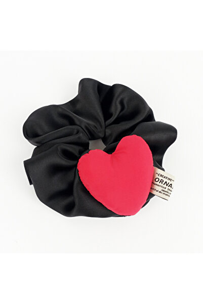 woodycord Scrunchie din satin negru realizat manual cu inimă roșie