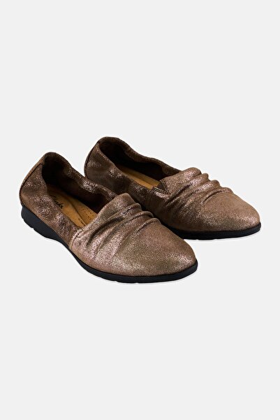 CLARKS حذاء مسطح نسائي قياسي من جينيت روبي بيوتر ميتاليك سهل الارتداء، ذهبي