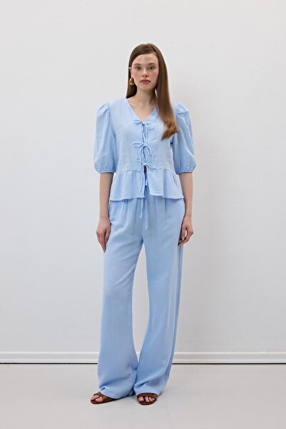 LEVURE بلوزة موسلين مرنة بأكمام مربوطة من الأمام باللون الأزرق