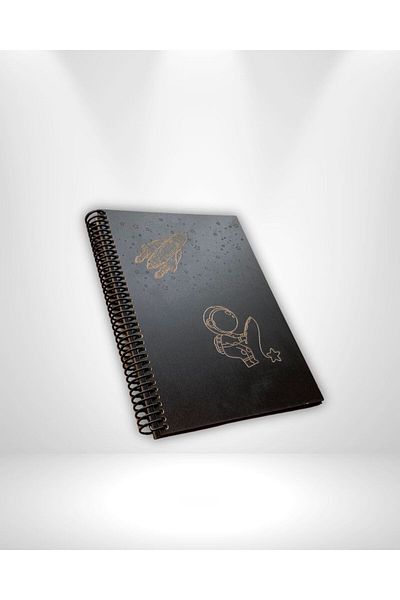 Tasarım Siyah Defter Space Themed Black Leaf Memory Book with Astronaut Figure and Wooden Cover – Diary, Poetry Notebook, Album