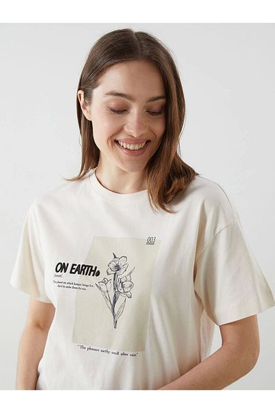 LC Waikiki Γυναικείο μπλουζάκι LCW Comfort Beige Crew Neck με στάμπα