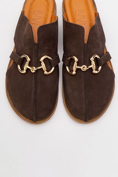 LuviShoes Γυναικείες παντόφλες FAVOR καφέ από γνήσιο δέρμα με κλειστή αγκράφα μπροστά