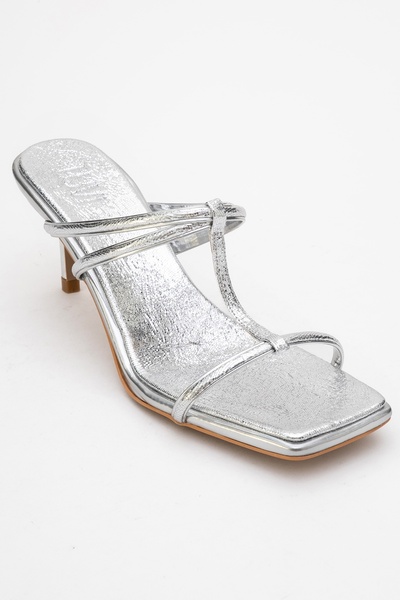 LuviShoes Γυναικείες παντόφλες με τακούνι MOCHA με ασημί σχέδιο με λεπτό λουράκι