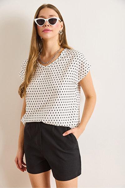 Olalook Γυναικεία πουά λευκή μπλούζα με λαιμόκοψη V με υφαντό βισκόζη BLZ-19003048