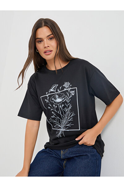 Styli تي شيرت بطبعة جرافيكية ورقبة دائرية