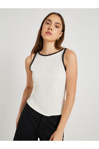 Styli Solid Lace Trim Sleeveless Top