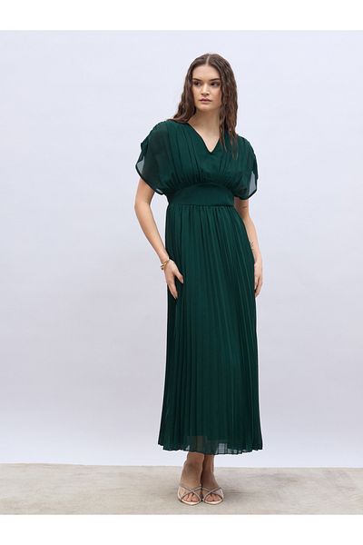 Styli Solid Ruched Extended Sleeves Pleated A-Line Maxi Dress