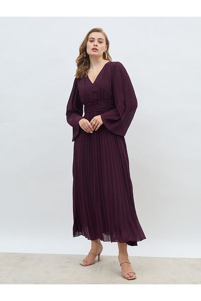 Styli Women Purple Solid V Neck Pleated A-line Maxi Dress