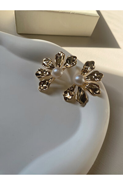 Glossy by Burcu Karataş Altın kaplama inci çiçek küpe