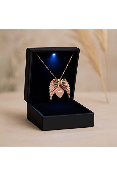 İNDİGO TAKI Işıklı Kutuda Aşkın Kanatları İsimli Gümüş Kolye
