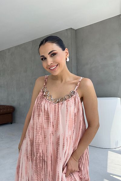 Seda Yalçın Atelier فستان موديل ماركة بتصميم الباتيك مع تفاصيل سلسلة