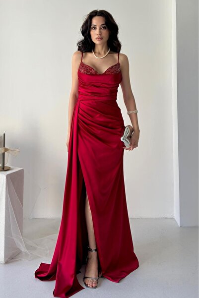 Serica Moda Kırmızı Göğsü Taş Detaylı Drapeli Yırtmaçlı Saten Abiye Elbise