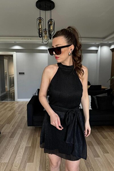 Banu Angay Simli Halter Yaka Kuşaklı Mini Elbise Siyah