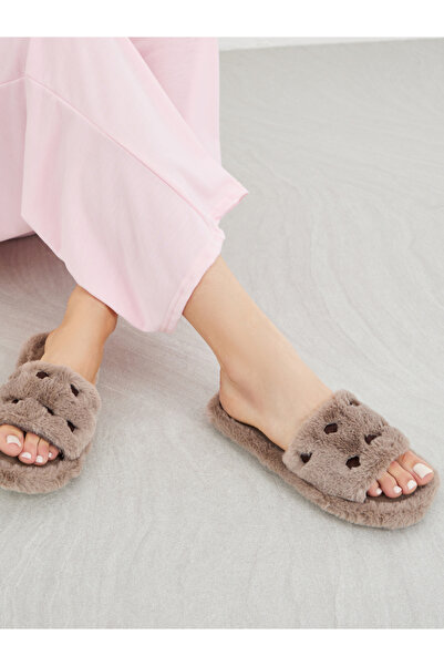 Styli شبشب سهل الارتداء مطرز على شكل قلب