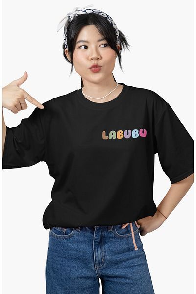 Fuddy Moda Tricou unisex cu imprimeu Labubu Written Pocket Back, tricou supradimensionat cu tematică jucărie de pluș