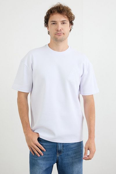 Fulla Moda Ένα κεντημένο μπλουζάκι με λαιμόκοψη