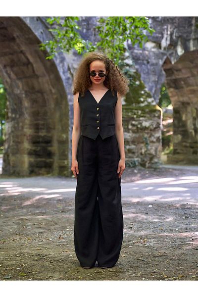 Coral Metal Buttoned Vest Black