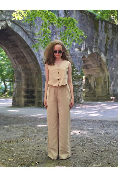 Coral Metal Buttoned Vest Beige