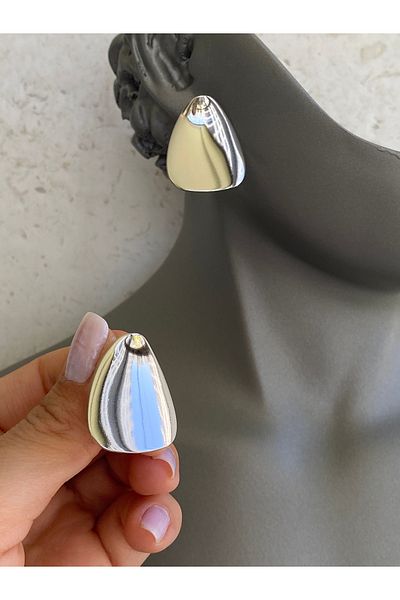 Lucios Lucios Nail Earring with Golden Craftsmanship
