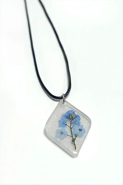 Silahlı Tower Forget-Me-Not Flower Baklava Slice Epoxy Necklace